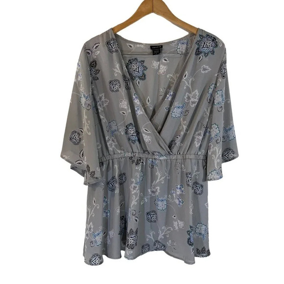 Torrid Gray Floral Blouse Size 2 Draped V Neck Flared Sleeves Chiffon Flowy Top - Picture 1 of 6